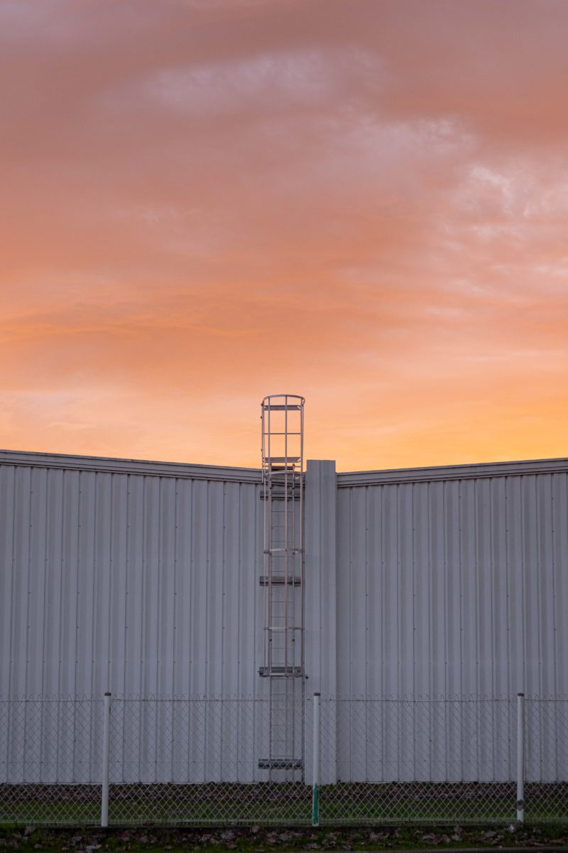 Bâtiment et ciel en feu